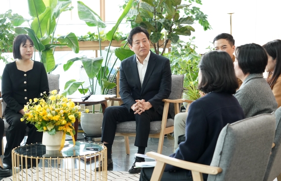 오세훈(왼쪽 두번째) 서울시장이 난임시술 성공 부부사, 난임 치료 전문가 등과 이야기를 나누고 있다. 서울시 제공