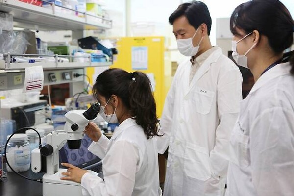 한국한의학연구원에서 난임 연구를 담당하는 연구원들이 실험 기구를 살펴보고 있다. 한국한의학연 제공